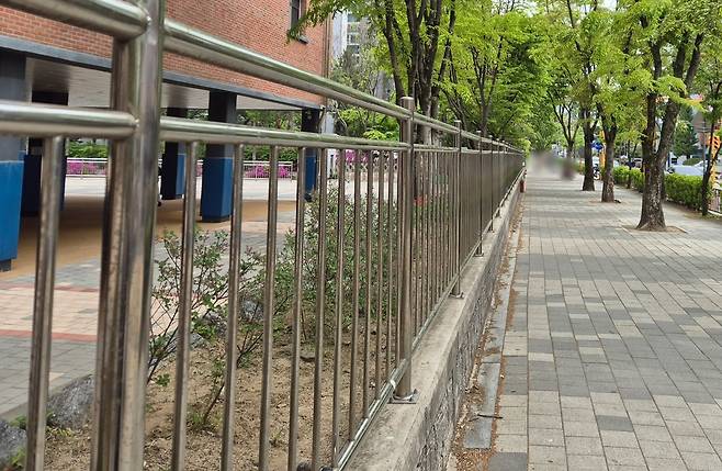 최근 경기도의 한 초등학교 외벽 난간에 ‘체육대회를 할 때 소음이 날 수 있습니다. 불편을 드려서 죄송합니다. 양해 부탁드립니다’라는 내용의 재학생들이 그린 양해문이 붙어 사회관계망서비스(SNS)에서 큰 화제와 우려를 동시에 낳았다. 대부분 재학생이 하교한 21일 오후 3시쯤 찾아간 해당 학교 인근에서는 전날까지 외벽 난간을 채웠던 아이들의 그림이 자취를 감춘 상태였다. 김동환 기자