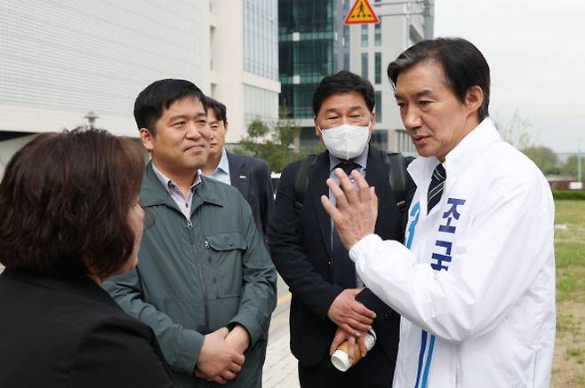 경기 평택을에 출마한 조국(맨 오른쪽) 조국혁신당 대표가 20일 평택시 고덕면 KTX경기남부역사 예정 부지에서 지역 주민들과 대화하고 있다. 뉴스1