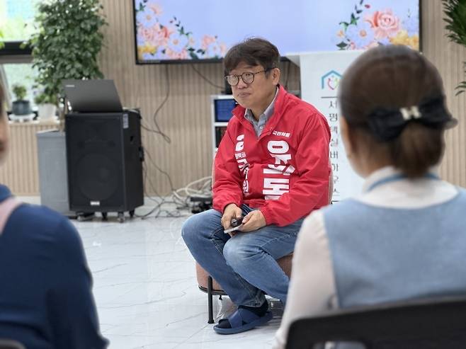 평택을 재선거 예비 후보인 유의동 전 국민의힘 의원이 지난 17일 안중읍 소재 한 사회복지시설을 방문해 이야기를 나누고 있는 모습. 유의동 전 의원 페이스북 캡처