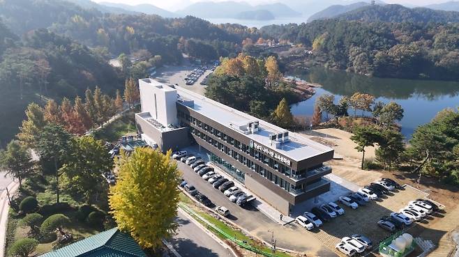 2024년 9월 준공한 청남대 나라사랑교육문화원 전경. 72명이 머물 수 있는 복합교육시설이다. 충북도 제공