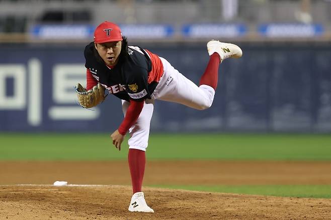 김범수가 지난 17일 서울 잠실구장에서 열린 두산 베어스전에서 1이닝 무실점으로 틀어막는 역투를 펼치고 있다.  KIA 타이거즈 제공