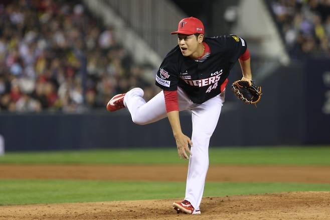 이태양이 지난 17일 서울 잠실구장에서 열린 두산 베어스전에서 1이닝 무실점으로 틀어막는 역투를 펼치고 있다.  KIA 타이거즈 제공