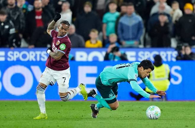 울버햄프턴 원더러스의 황희찬(오른쪽)이 10일(현지 시간) 영국 런던의 런던 스타디움에서 열린 2025-26 EPL 32라운드 웨스트햄 유나이티드와 경기 중 공을 다투고 있다. 황희찬은 팀이 0-3으로 끌려가던 후반 26분 교체 출전했으며, 울버햄프턴은 0-4로 패해 최하위에 머물며 강등을 코앞에 뒀다. 2026.04.11.  런던 AP 뉴시스