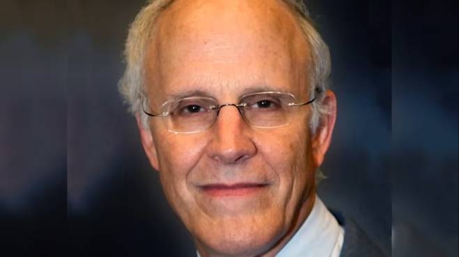 2004년 노벨물리학상 수상자인 데이비드 조너선 그로스 박사. 위키미디어 커먼즈