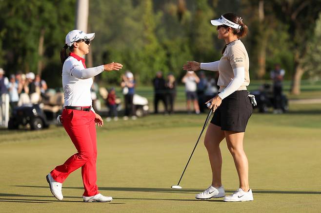 김세영(왼쪽)이 19일(현지 시간) 미국 LA의 엘카바예로CC에서 열린 미국여자프로골프(LPGA) 투어 JM 이글 LA 챔피언십 연장전에서 해나 그린의 우승을 축하해주고 있다. AP연합뉴스