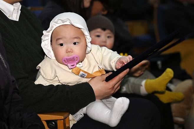 5일 서울 중구 부영태평빌딩에서 열린 신년 시무식에서 출산 임직원들이 자녀를 안고 있다. 부영그룹은 2024년부터 매년 시무식과 함께 자녀 1인당 1억 원의 출산 장려금을 지급하는 행사를 갖고 있다. 조태형 기자