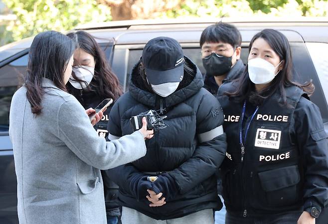 인천지방법원 형사14부(손승범 부장판사)는 21일 아동학대 범죄의 처벌 등에 관한 특례법상 아동학대살해 등 혐의로 구속기소된 여성 A씨(29)의 첫 재판을 심리했다. 생후 19개월인 둘째 딸을 학대해 사망케한 혐의로, 사진은 A씨가 구속 전 피의자심문에 임하는 모습 ⓒ연합뉴스