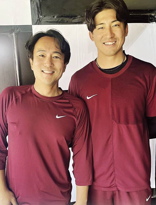 키움 아시아쿼터 가나쿠보 유토(오른쪽)과 그의 통역 노지마 나오토. 수원 | 김하진 기자