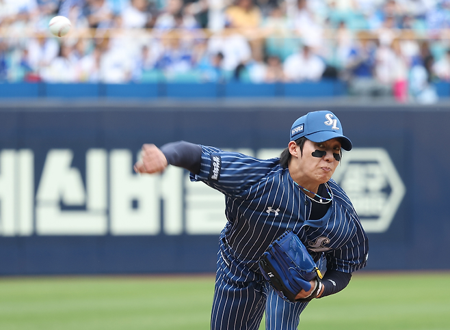 삼성 원태인이 지난 19일 대구 LG전 선발 등판해 투구하고 있다. 연합뉴스