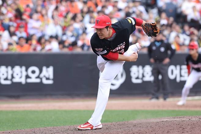▲ 이태양은 마운드 위에서 뿐만 아니라 불펜에서도 후배들에게 좋은 분위기를 만들어주는 리더 몫을 해 호평을 한몸에 모은다 ⓒKIA타이거즈