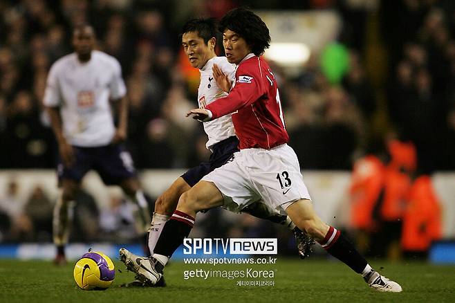 ▲ 울버햄튼 강등은 단순히 한 팀의 전락 이슈로 끝나지 않는다.&nbsp;한국 축구의 EPL 계보가 끊길 가능성이 현실이 됐기 때문이다.&nbsp;2005년 박지성(사진 오른쪽)이 맨체스터 유나이티드에서 역사를 연 이후 EPL 전장엔 늘 한국인 선수가 존재해왔다. 박지성에 이어 이영표(사진 왼쪽), 설기현, 이청용, 기성용 등이 잉글랜드 피치를 누볐고 손흥민, 황희찬이 배턴을 물려받았다.&nbsp;