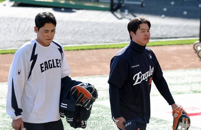 한화 이글스 노시환(오른쪽)이 지난 7일 SSG 랜더스전을 앞두고 타격훈련을 위해 이동하고 있다. /사진=강영조 선임기자