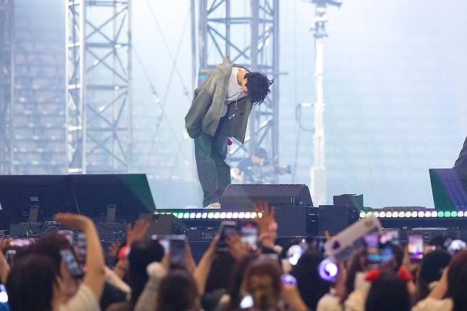 일본 사로잡은 방탄소년단 진, 압도적 비주얼·보컬·퍼포먼스..'근본적인 아름다움'