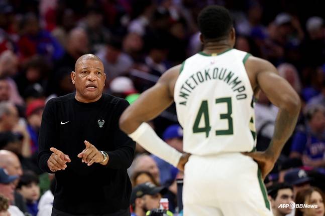 닥 리버스 감독(왼쪽)이 쿤보에게 작전 지시를 하고 있다. /AFPBBNews=뉴스1