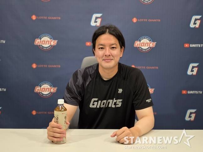 롯데 김원중이 17일 부산 사직야구장에서 스타뉴스와 인터뷰를 가졌다. /사진=김동윤 기자