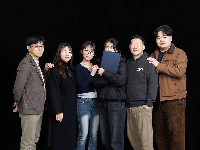 힐빙케어는 교통약자들의 이동권을 보장하기 위해 노력하는 예비사회적기업이다. 사진은 이상기 컨설턴트(왼쪽부터), 최서현 학생, 김지윤 학생, 서연우 학생, 박용진 힐빙케어 대표, 박준언 학생.[사진 | 오상민 작가]