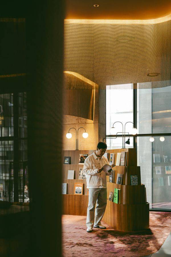 3층 프린트 컬쳐 라운지. 라이즈 큐레이터가 직접 선정한 매거진, 도서, 바이닐 컬렉션으로 새로운 취향과 감성을 발견할 수 있다