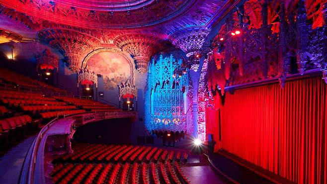 호텔과 맞닿아 있는 브로드웨이의 상징 '유나이티드 극장' ©라이즈 호텔