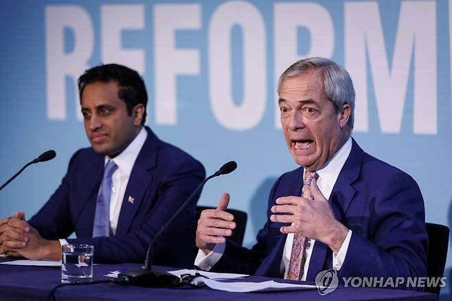 나이절 패라지 영국개혁당 대표(오른쪽)와 지아 유수프 내무담당 대변인 [EPA 연합뉴스 자료사진. 재판매 및 DB 금지]