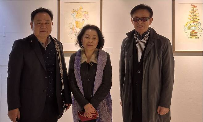 프로젝트 스페이스서 열린 '호락호락(虎樂虎樂)전' 2월 13일~3월 27일 서울 압구정동 프로젝트 스페이스에서 열린 '호락호락(虎樂虎樂)전'에서 애드워드 손(왼쪽) 대표가 다물통일문화재단 부설 송화미술관 김영숙(가운데) 관장, 황영대 사무총장과 전시장을 둘러보고 기념촬영했다. [에드워드 손 대표 제공]