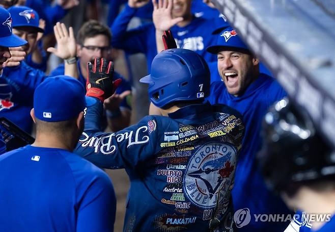 홈런에 기뻐하는 토론토 더그아웃 [Imagn Images=연합뉴스]