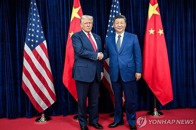 악수하는 미중 정상 지난해 10월30일 부산 김해국제공행에서 만난 도널드 트럼프 미국 대통령과 시진핑 중국 국가주석. [UPI=연합뉴스 자료사진]
