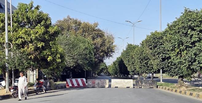 통제 수위 올린 이슬라마바드 (이슬라마바드=연합뉴스) 손현규 특파원 = 미국과 이란이 2차 종전 회담을 앞둔 가운데 지난 20일(현지시간) 오후 파키스탄 수도 이슬라마바드 주요 도로에 차단선이 설치돼 있다. 2026.4.21