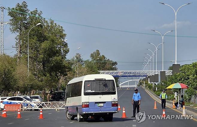 통제 수위 올린 이슬라마바드 (이슬라마바드=연합뉴스) 손현규 특파원 = 미국과 이란이 2차 종전 회담을 앞둔 가운데 지난 20일(현지시간) 오후 파키스탄 수도 이슬라마바드 주요 도로에 차단선이 설치돼 있다. 2026.4.21 son@yna.co.kr