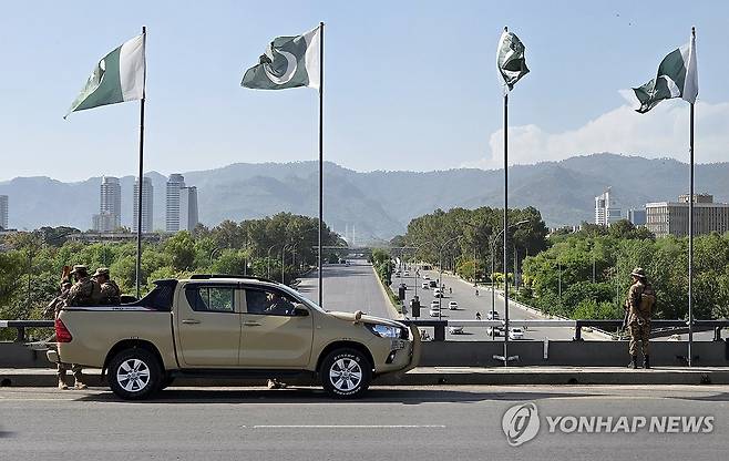 군인 배치된 이슬라마바드 도로 (이슬라마바드=연합뉴스) 손현규 특파원 = 미국과 이란이 2차 종전 회담을 앞둔 가운데 지난 20일(현지시간) 오후 파키스탄 수도 이슬라마바드 주요 도로에 소총을 든 군인이 배치돼 있다. 2026.4.21 son@yna.co.kr