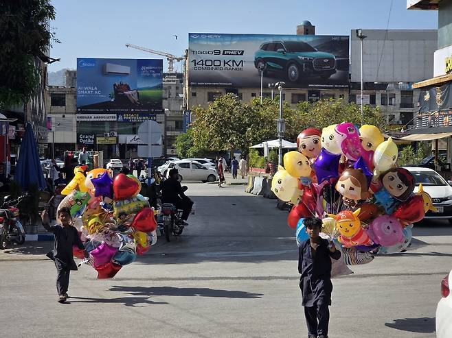 손님 없어 썰렁한 이슬라마바드 상업지구 (이슬라마바드=연합뉴스) 손현규 특파원 = 미국과 이란이 2차 종전 협상을 앞둔 가운데 지난 20일(현지시간) 오후 중재국인 파키스탄 수도 이슬라마바드에 있는 'F10 구역' 상업지구에서 어린아이들이 풍선 인형을 팔고 있다. 2026.4.21