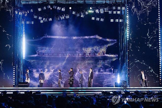 세계를 뒤흔든 방탄소년단(BTS) 광화문광장 공연 (서울=연합뉴스) 그룹 방탄소년단(BTS)이 21일 서울 광화문 광장에서 정규 5집 '아리랑'(ARIRANG) 발매를 기념해 무료 공연 'BTS 컴백 라이브: 아리랑'(BTS THE COMEBACK LIVE｜ARIRANG)을 열고 있다. 2026.3.21 [빅히트 뮤직/넷플릭스 제공. 재판매 및 DB 금지] photo@yna.co.kr