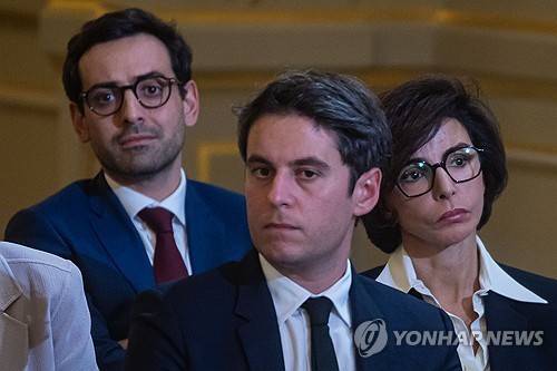 가브리엘 아탈 전 총리(앞)와 스테판 세주르네 EU 집행위원(뒤) [EPA 연합뉴스 자료사진. 재판매 및 DB 금지]