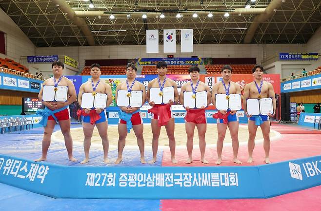 제27회 증평인삼배전국장사씨름대회 남자대학부 개인전 우승자들 [대한씨름협회 제공. 재판매 및 DB 금지]