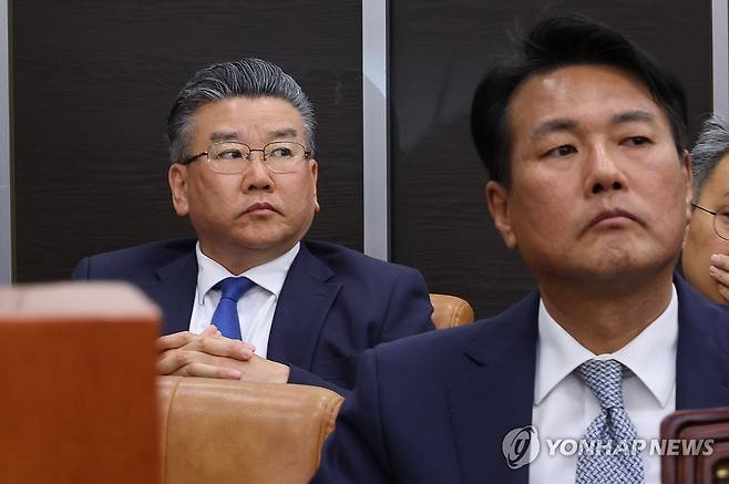 선서 마친 김태효-유병호 (서울=연합뉴스) 이동해 기자 = 김태효 전 국가안보실 1차장과 유병호 감사원 감사위원이 21일 국회 '윤석열 정권 정치검찰 조작기소 의혹 사건 진상규명' 국정조사특별위원회에서 열린 서해 공무원 피격·통계조작·'윤석열 명예훼손' 허위보도 조작기소 의혹 사건에 대한 청문회에서 증인 선서를 마친 뒤 자리해 있다. 2026.4.21 easetsea@yna.co.kr