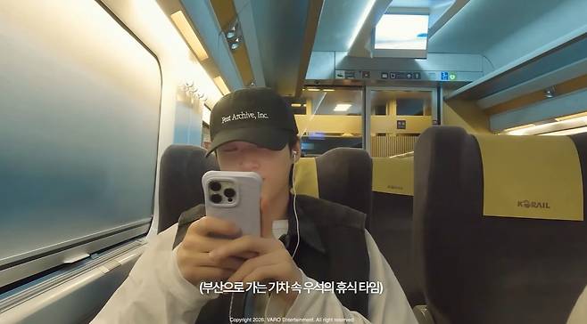 부산행 KTX에서 포착된 배우 변우석 / 사진='VARO Playlist' 캡처
