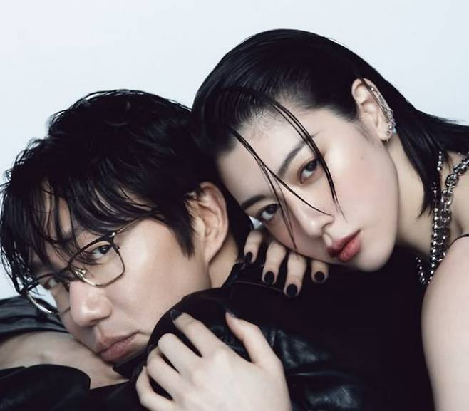 가수 성시경이 일본 모델과 화보 촬영을 진행했다. / 사진=성시경 SNS