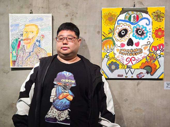 ▲&nbsp;한대훈 작가가 자신의 작품 앞에서 포즈를 취하고 있는 모습./박지혜 기자 pjh@incheonilbo.com