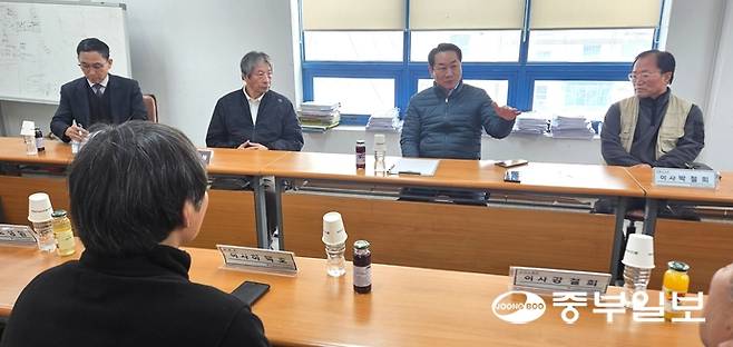 유정복 인천시장이 22일 인천 중구 연안부두에 위치한 인천종합어시장을 찾아 상인들의 애로사항을 청취하고 있다. 박예지기자