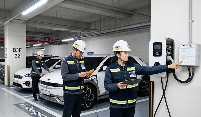 유류값 상승 영향으로 전기차 수요가 증가하면서 경기도 내 지방자치단체들이 안전사고예방을 위한 각종 지원사업을 추진하고 있다. 사진=구글제미나이생성