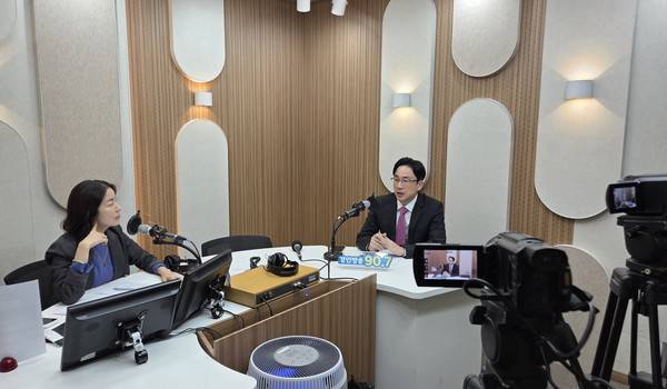 이현상 공인회계사(오른쪽), 박주언 앵커 2026.4.22 [경인방송 시사뉴스팀]