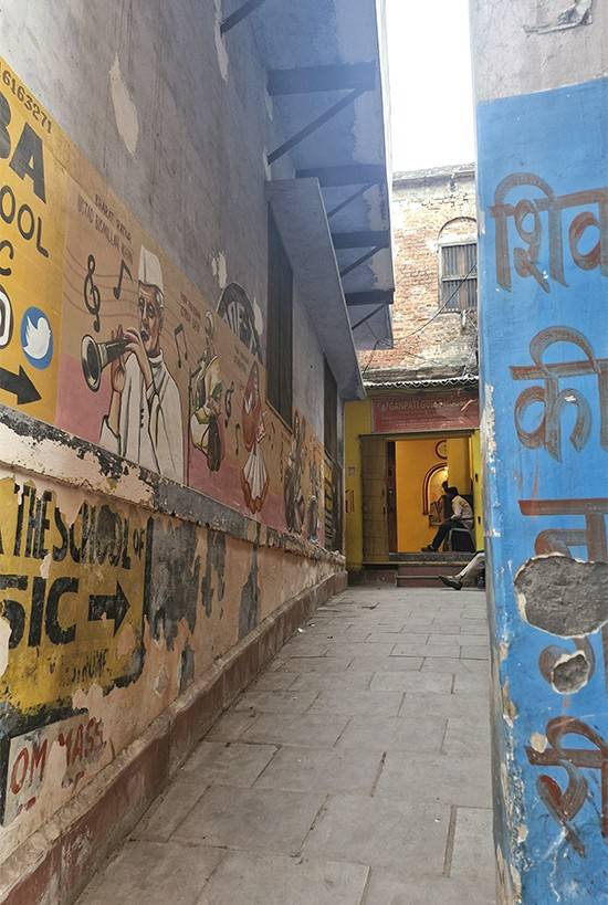 바라나시 구시가지에 있는 미로 골목.