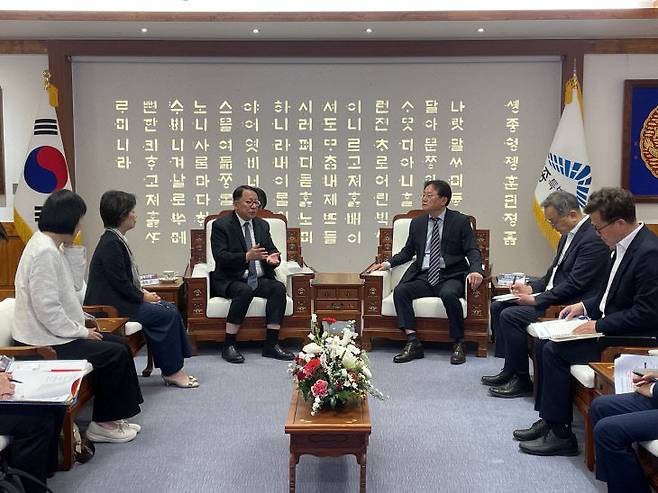 에릭 찬 홍콩 정무사장(왼쪽부터)과 이호식 세종시 국제관계대사(대외협력담당관). (사진=세종시 제공)