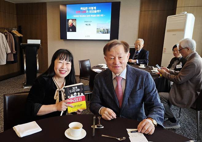 필자와 손선홍 소장.                            사진=윤은기 회장 제공