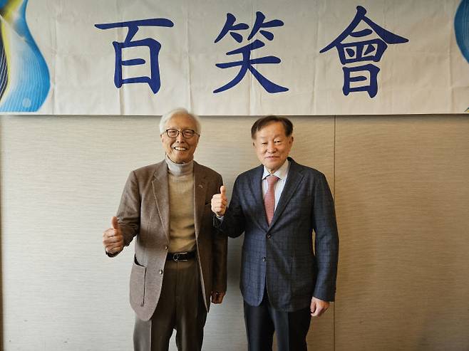 신각수 니어재단  부이사장과 손선홍 소장.                            사진=이근설 백소회 운영위원 제공