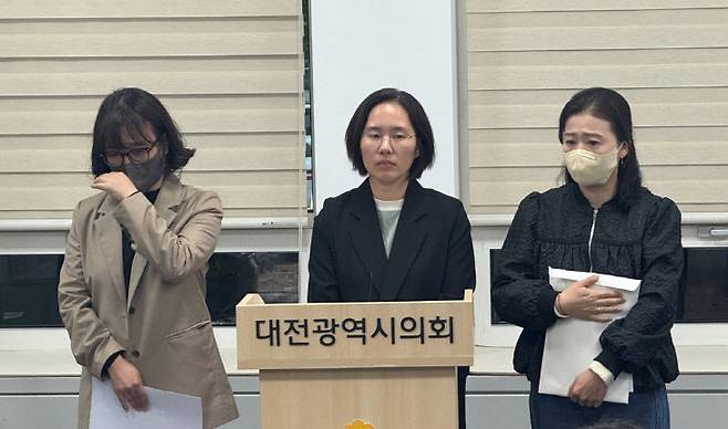 대전세종충남 넥슨 후원 공공어린이재활병원에서 언어재활사 허위 치료로 피해를 입은 환아의 보호자들이 22일 대전시의회에서 기자회견을 열어 해당 언어재활사 치료에 대한 전수조사를 요구하고 있다. (사진=연합뉴스)