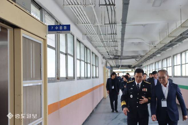 대전교도소 초청으로 대전시의사회 임원진이 4월 6일 교도소 내 진료과를 참관하며 의사 인력 확보에 대한 협의를 했다. &nbsp;(사진=대전교도소 제공)