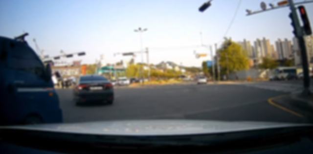 피의자 차량이 교통법규를 위반한 트럭을 고의로 추돌하고 있다.(피의자 차량 블랙박스) 충남경찰청 제공