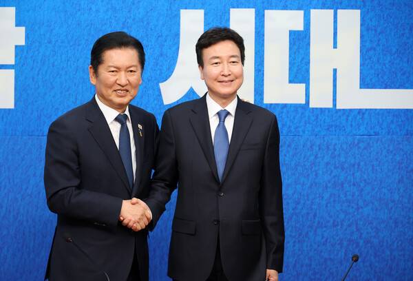 더불어민주당 정청래 대표와 전태진 변호사가 17일 국회에서 열린 1차 인재영입식에서 악수하고 있다.전 변호사는 김상욱 의원의 울산시장 선거 출마로 오는 6월 치러지는 울산 남갑 국회의원 보궐선거에 더불어민주당 후보로 출마할 예정이다. 연합뉴스