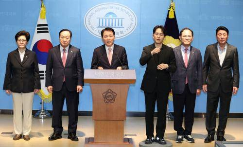 성일종 국회 국방위원장 기자회견 (서울=연합뉴스) 배재만 기자 = 국회 국방위원회 위원장인 국민의힘 의원이 22일 국회 소통관에서 정동영 통일부 장관의 이른바