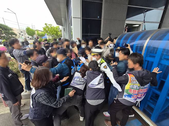 22일 현대자동차 울산공장 앞에서 노조와 경찰, 사측 보안요원 간 몸싸움이 벌어지고 있다. 김귀임 기자